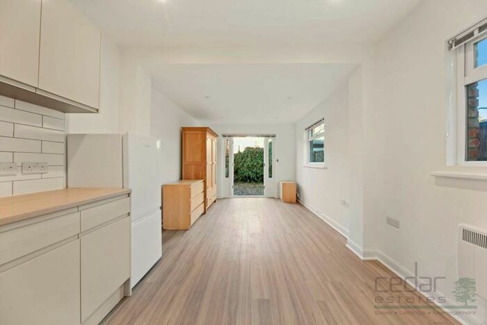 Flat To Rent In Yewfield Road, Dollis Hill, NW10