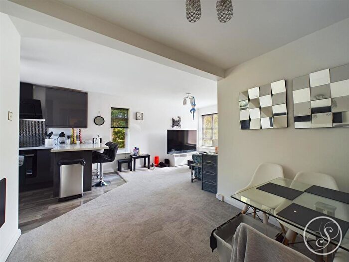 2 Bedroom Flat To Rent In Blackmoor Court, Leeds, LS17