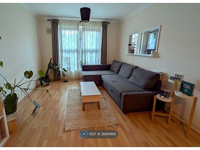 2 Bedroom Flat To Rent In Hackney Road, London, E2