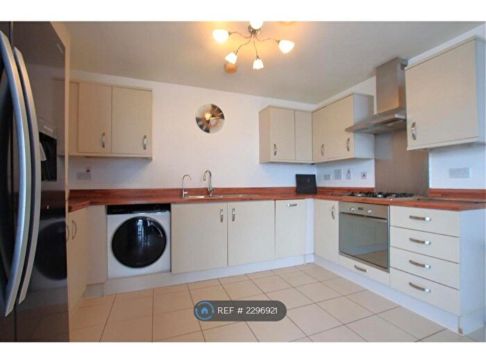 2 Bedroom Flat To Rent In Phoenix House, Hounslow, TW3