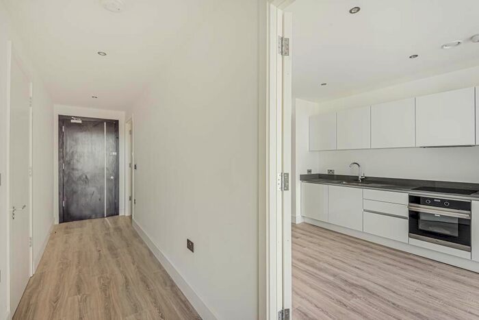 2 Bedroom Flat To Rent In Newbury, Berkshire, RG14