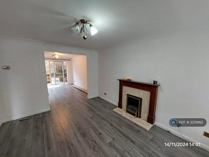 3 Bedroom Semi-Detached House To Rent In South Croydon, South Croydon, CR2