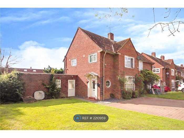 4 Bedroom Semi-Detached House To Rent In Clintons Green, Bracknell, RG42