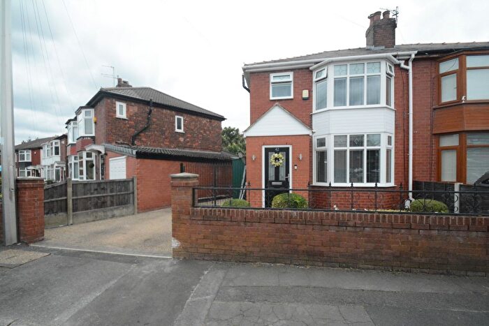 3 Bedroom Semi-detached House For Sale In Waverley Crescent, Droylsden, M43