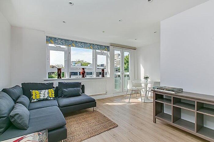 3 Bedroom Flat To Rent In Heron House, SW11