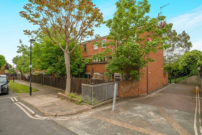 3 Bedroom Maisonette To Rent In Humberton Close, Homerton, E9