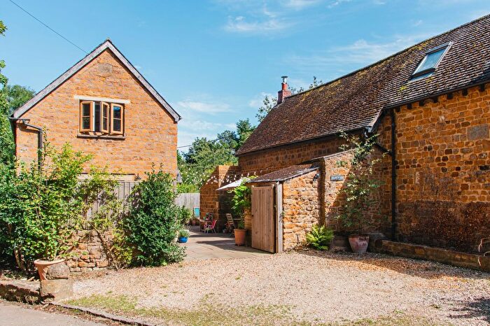 2 Bedroom Cottage For Sale In Mollington Lane, Shotteswell, OX17