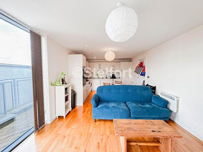 2 Bedroom Flat To Rent In Axminster Road, London, N7