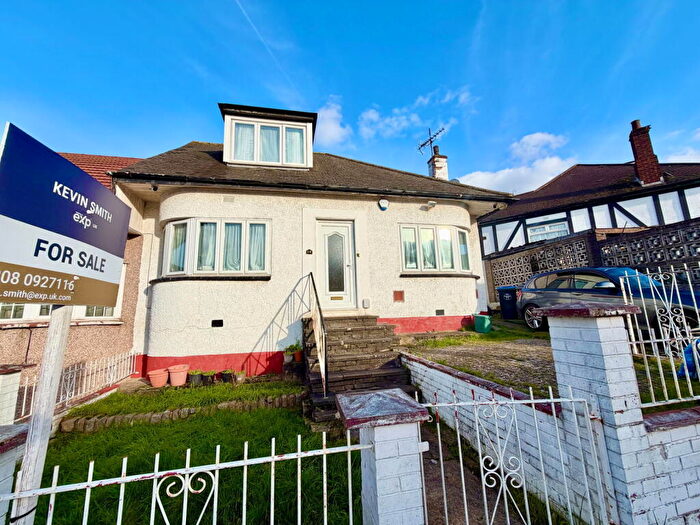3 Bedroom Semi-Detached Bungalow For Sale In Winston Avenue, Kingsbury, London, NW9