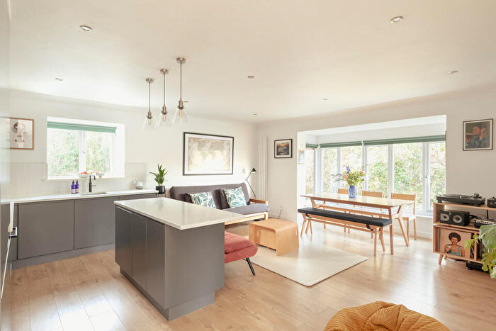 2 Bedroom Flat For Sale In Linwood Close, Camberwell, SE5