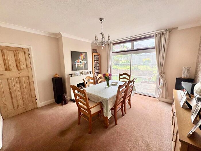 4 Bedroom Semi-Detached House For Sale In Sanderstead Hill, South Croydon, CR2