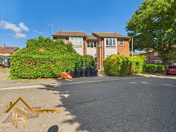 Studio For Sale In Stephens Close, Romford, Essex, RM3