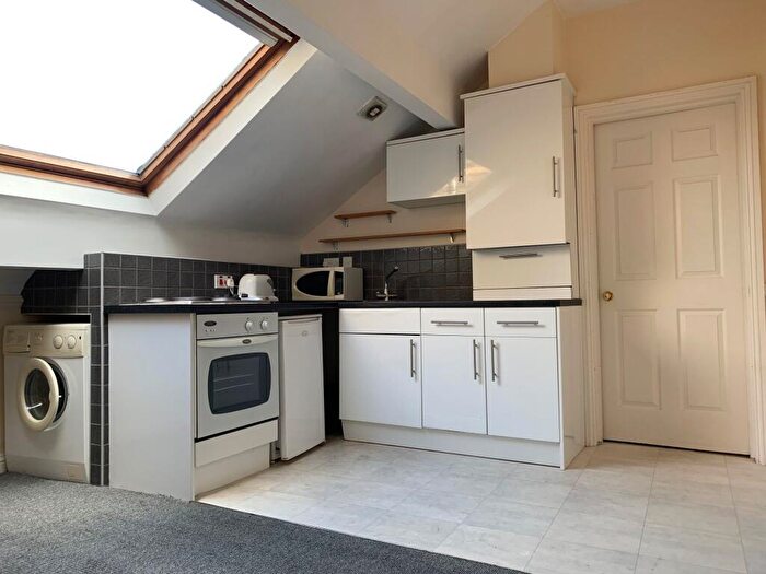 1 Bedroom Flat To Rent In Balmoral Place, Halifax, HX1