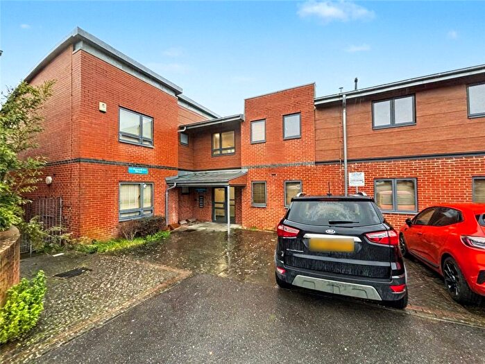 2 Bedroom Flat For Sale In Whippendell Close, St Pauls Cray, Kent, BR5