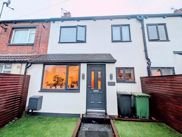 2 Bedroom Terraced House To Rent In Longroyd Street North, Leeds, West Yorkshire, Uk, LS11