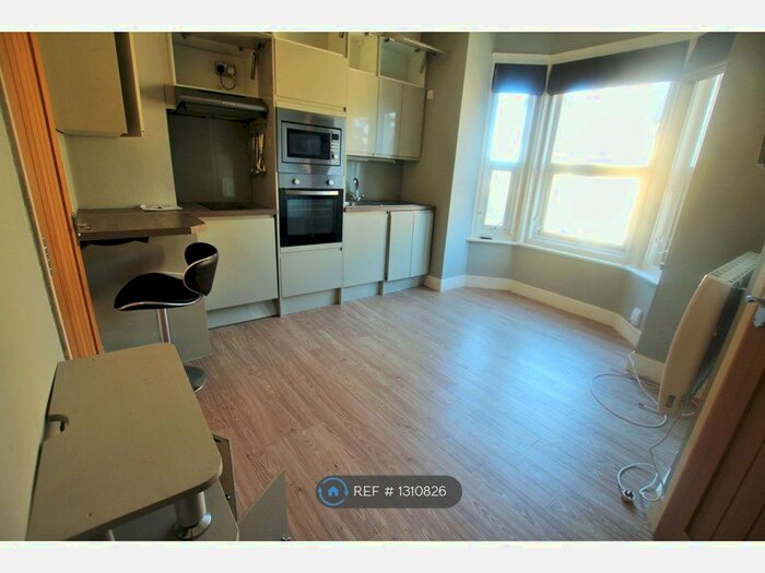 1 Bedroom Flat To Rent In Kingsbridge Court, Poole, BH14