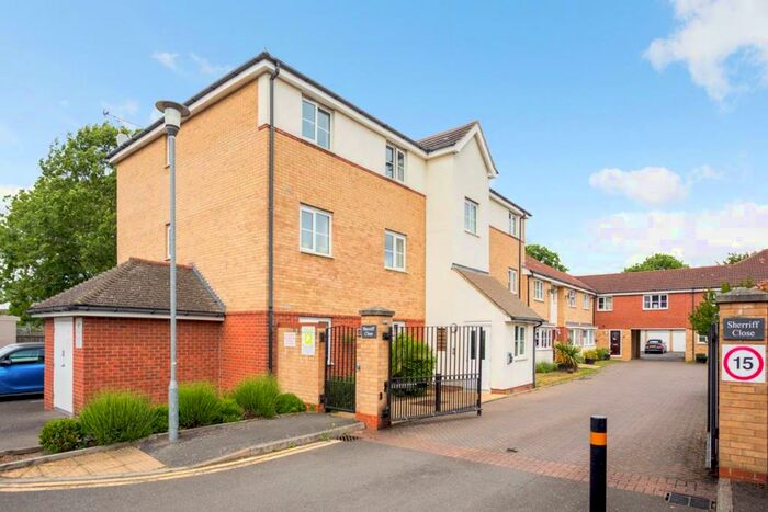 2 Bedroom Flat To Rent In Sherriff Close, Esher, KT10