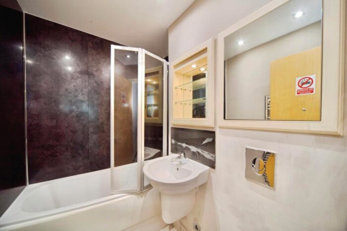 1 Bedroom Flat For Sale In Millharbour, London, E14