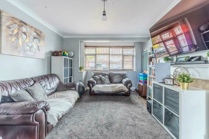 3 Bedroom Semi-Detached House To Rent In Sherwood Park, Mitcham, CR4