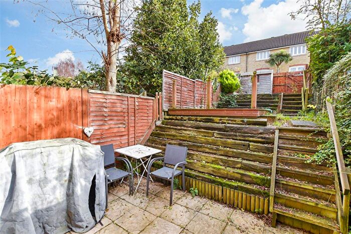3 Bedroom Town House For Sale In Hereford Close, Kennington, Ashford, Kent, TN24