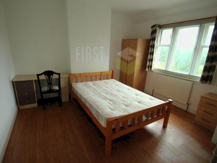 4 Bedroom Semi-Detached House To Rent In Houlditch Road, Clarendon Park, LE2