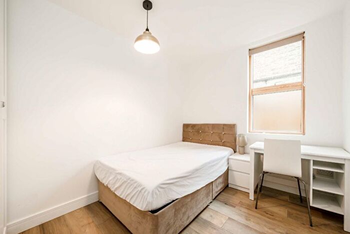 3 Bedroom Flat To Rent In Hamilton Road, London, SW19