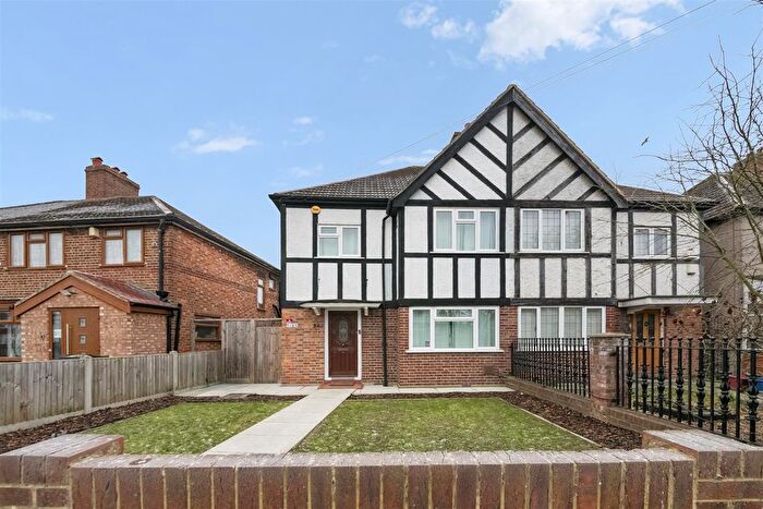 3 Bedroom Semi Detached House For Sale In Vicarage Farm Road, Heston, TW5