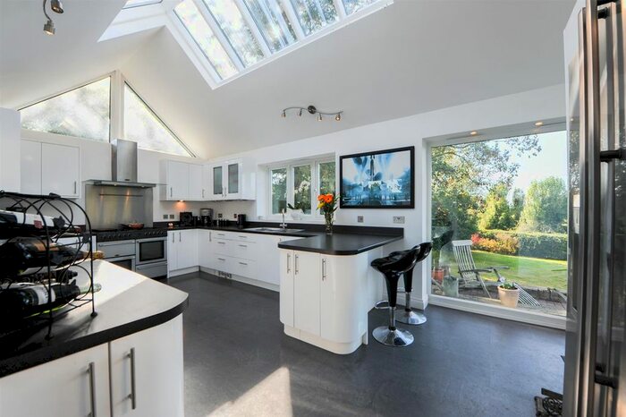 5 Bedroom Detached House For Sale In Ruckinge Road, Hamstreet, Ashford, TN26 - Photo 4