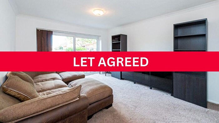 2 Bedroom Flat To Rent In Selbourne House, Grayshott Road, Battersea, London, SW11