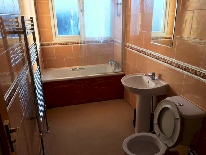 2 Bedroom Flat To Rent In Crown Terrace, Scarborough, YO11