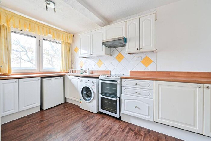 3 Bedroom Flat To Rent In Madron Street, Elephant And Castle, London, SE17