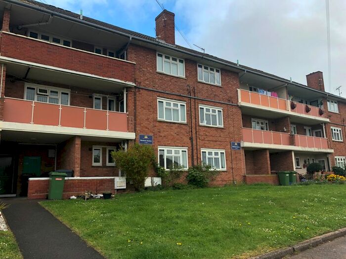 Flats to rent in Warstones Gardens, Wolverhampton, WV4