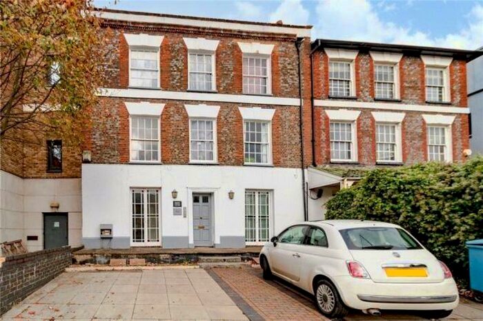 1 Bedroom Apartment To Rent In High Wycombe, Buckinghamshire, HP11