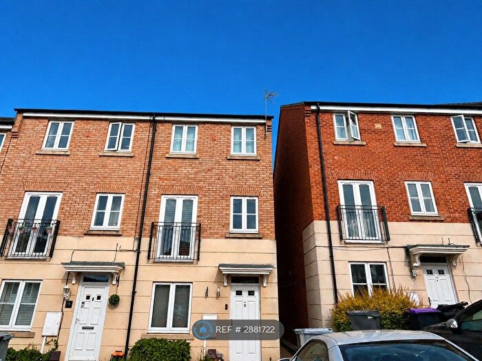 4 Bedroom End Of Terrace House To Rent In Hartington Close, Grantham, NG31