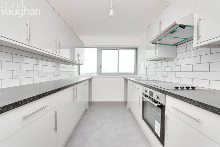 2 Bedroom Flat To Rent In Victoria Court, Grand Avenue, Hove, BN3