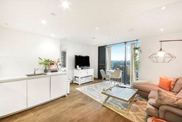 2 Bedroom Flat To Rent In Walworth Road, Elephant And Castle, London, SE1