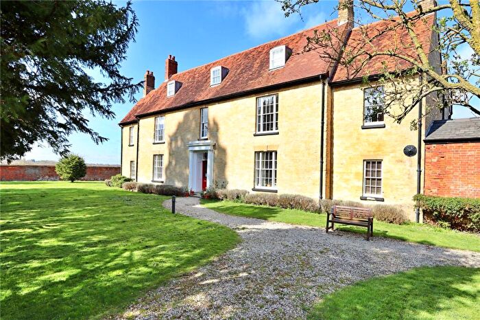 2 Bedroom Apartment For Sale In Old Wolverton Road, Wolverton, Milton Keynes, Buckinghamshire, MK12