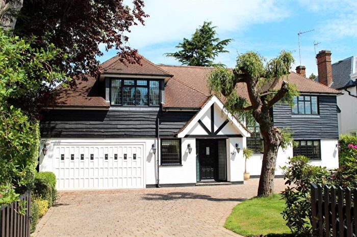 5 Bedroom Detached House To Rent In Brookmans Avenue, Brookmans Park, AL9