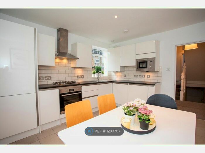 3 Bedroom Flat To Rent In Dagnan Road, London, SW12