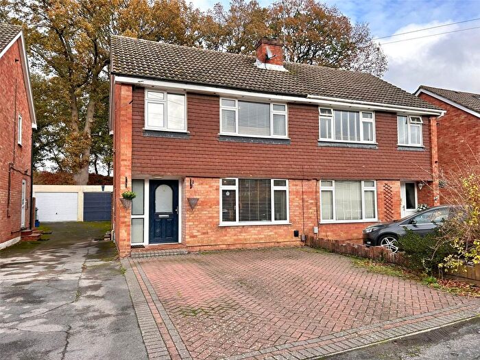 3 Bedroom Semi Detached House For Sale In Green Way, Aldershot, Hampshire, GU12