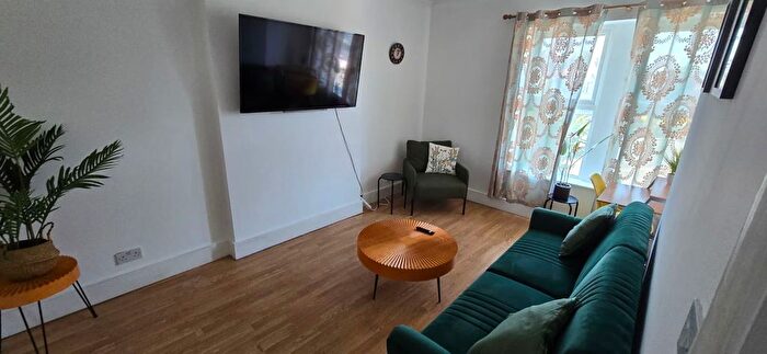 2 Bedroom Flat To Rent In Gleneldon Road, London, SW16
