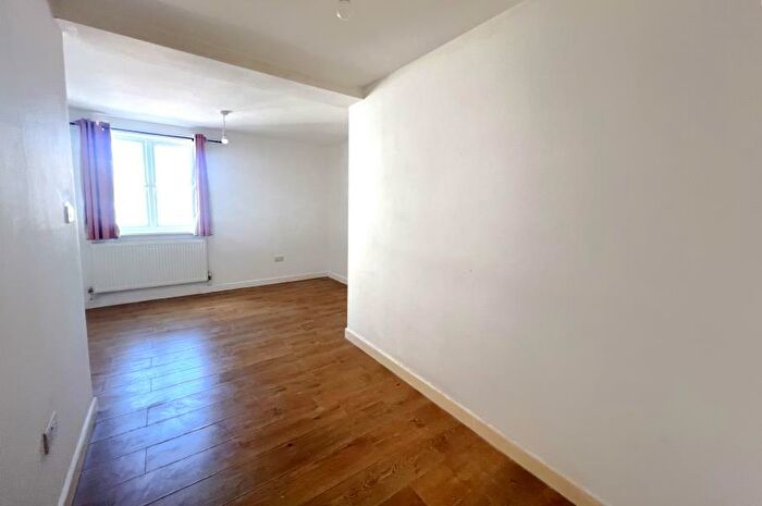 2 Bedroom Flat To Rent In Woking, Surrey, GU21