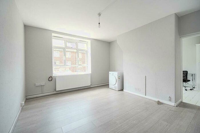 3 Bedroom Flat To Rent In Homerton Road, Homerton, London, E9