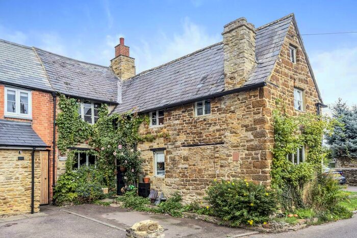 3 Bedroom Cottage For Sale In KIng Sutton, Northamptonshire, OX17