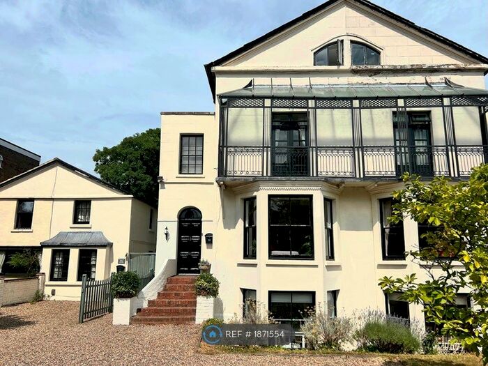 4 Bedroom Semi-Detached House To Rent In Bromley Common, Bromley, BR2