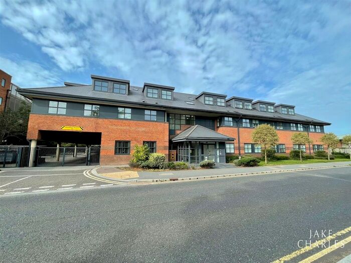 1 Bedroom Flat To Rent In Parkgate House, Great North Road, Hatfield, AL9