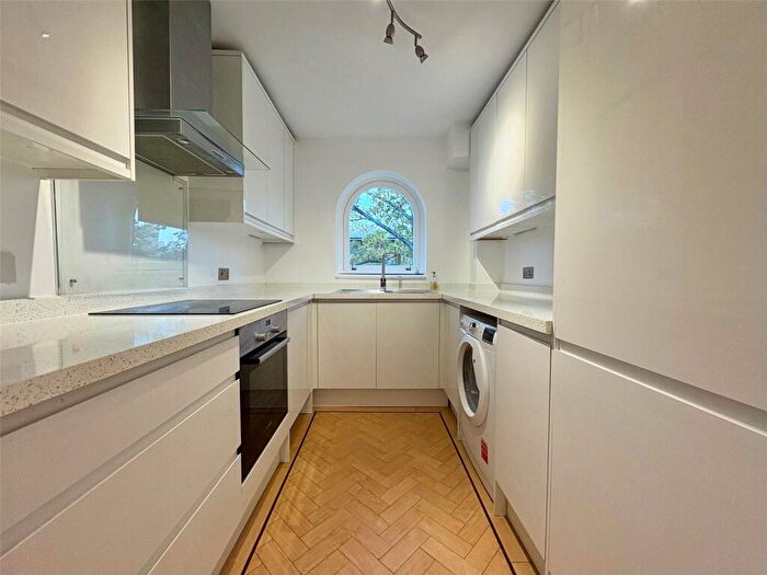 2 Bedroom Flat To Rent In Chelmsford Court, Alma Road, Windsor, SL4