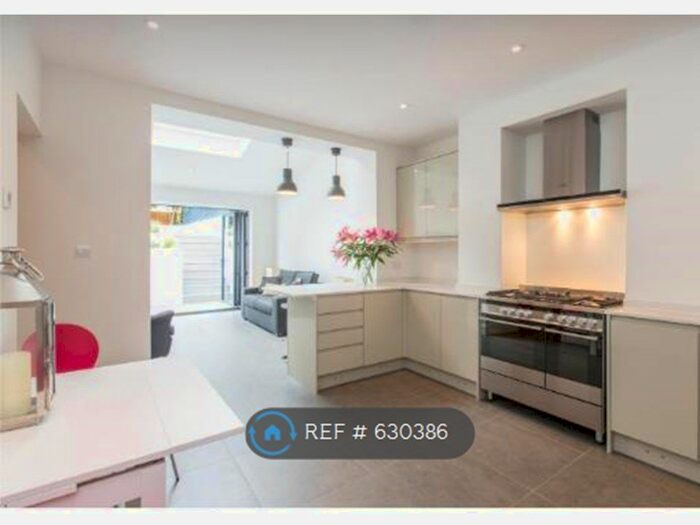 2 Bedroom Flat To Rent In Ramsden Road, London, SW12