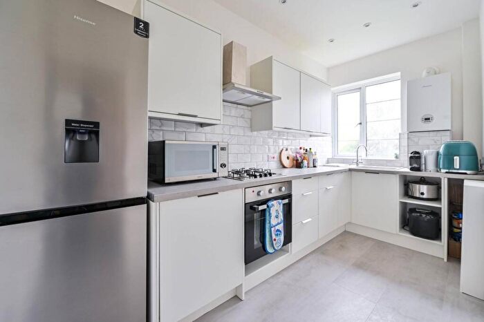 2 Bedroom Flat For Sale In Thorpe Close, Sydenham, London, SE26