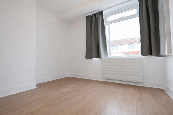 1 Bedroom Flat To Rent In Woodlands Road, London, N9